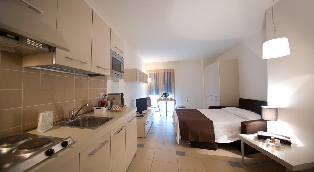 Lacroma Aparthotel Grado Zimmer foto