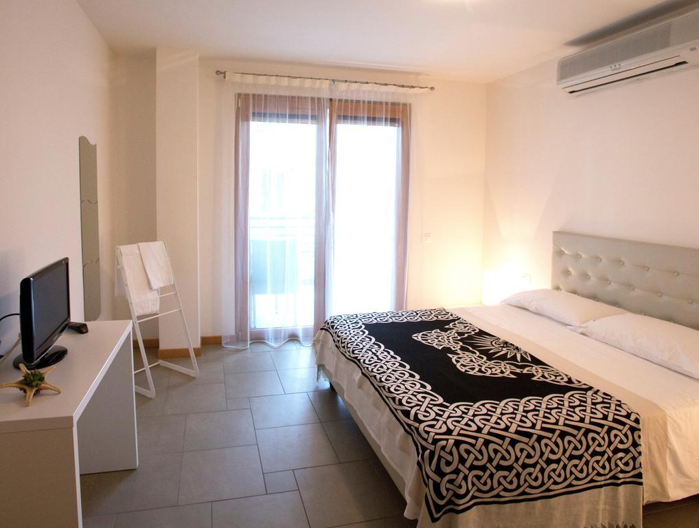 Lacroma Aparthotel Grado Zimmer foto