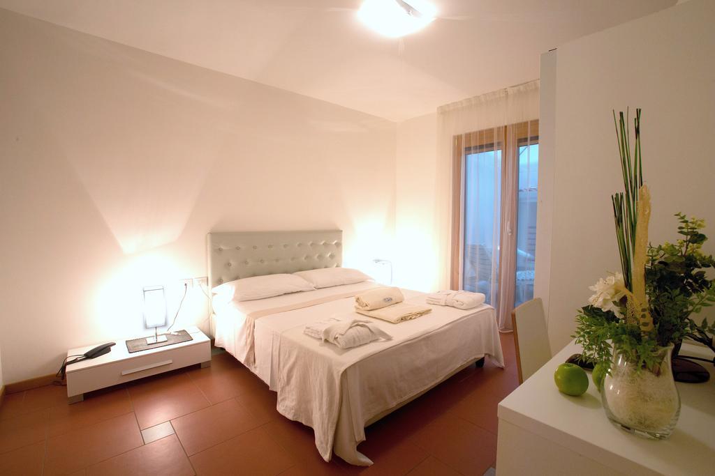 Lacroma Aparthotel Grado Zimmer foto