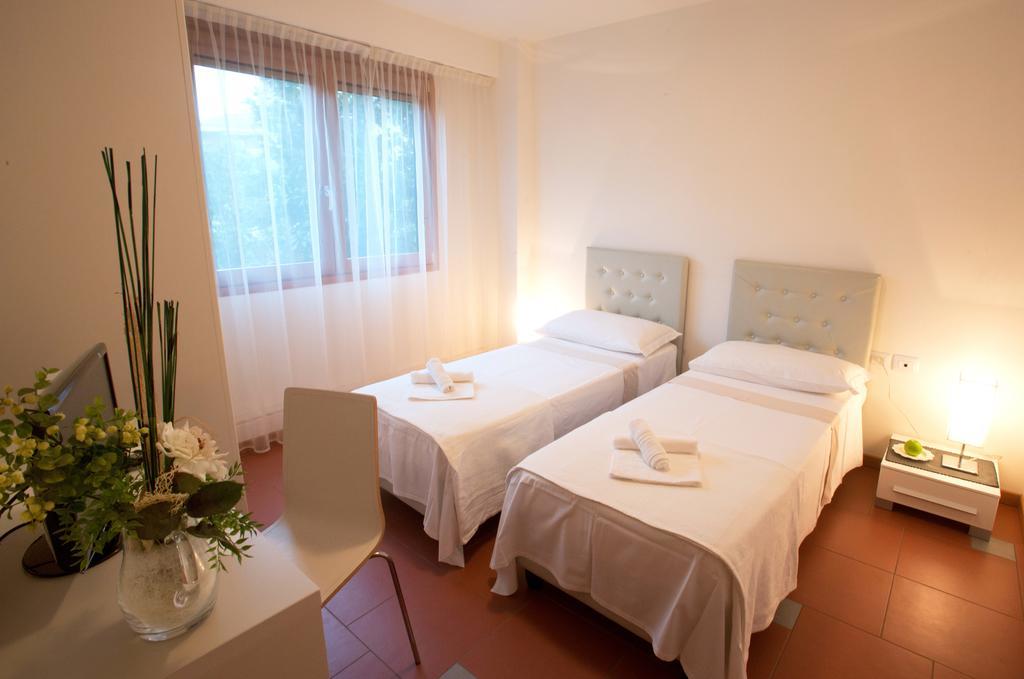 Lacroma Aparthotel Grado Zimmer foto